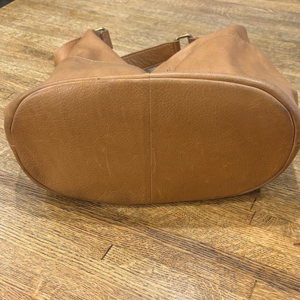American Leather Co. Tan Shoulder Hobo Bag. Soft Leather. Organization Pockets. - Picture 12 of 15